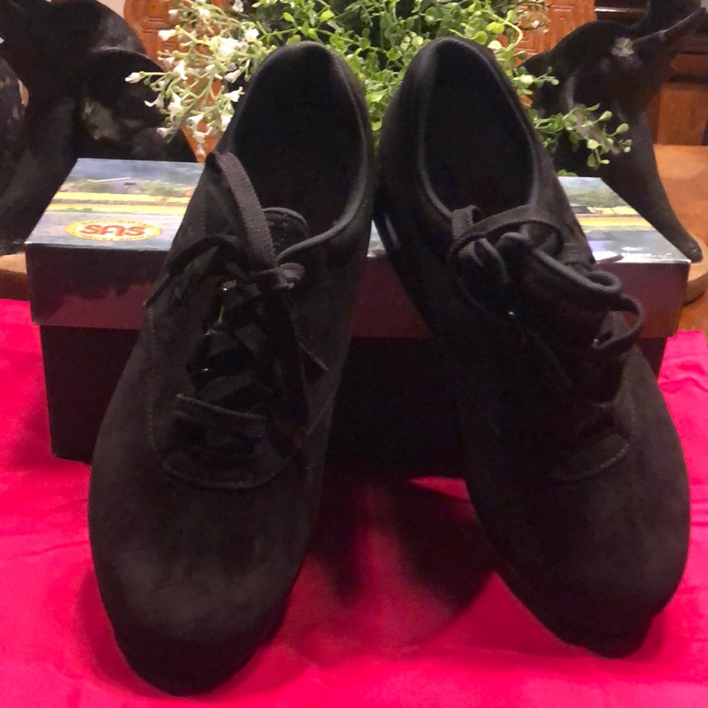 Casual comfort shoe.